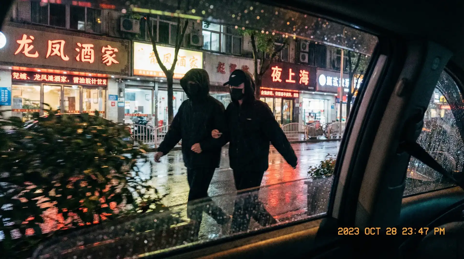 Bet365平台 - 顶流明星深夜密会现场抓拍照片